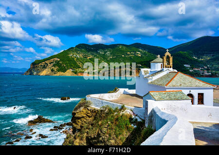 Weiße Kirche über der Bucht an einem bewölkten Tag, Skopelos, Griechenland Stockfoto