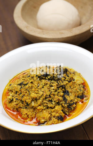 Egusi Suppe und zerstossenen Yam, nigerianische Küche Stockfoto