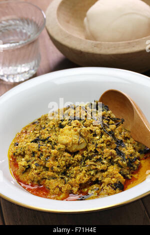 Egusi Suppe und zerstossenen Yam, nigerianische Küche Stockfoto