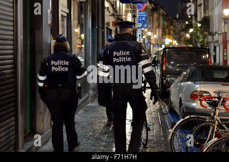 Brüssel, Belgien. 22. November 2015. Polizei patrouilliert Straßen im Zentrum von Brüssel am 22. November 2015, in Brüssel, Belgien. Während hohes Maß an Bedrohung durch den Terrorismus wurde empfohlen, überfüllte Orten in der Stadt zu vermeiden. Bildnachweis: Skyfish/Alamy Live-Nachrichten Stockfoto