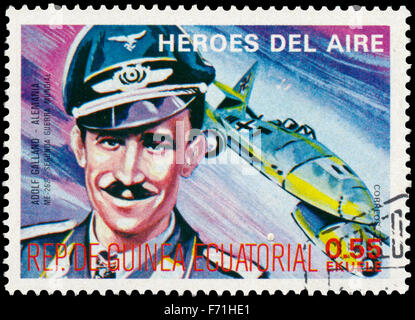 ÄQUATORIAL GUINEA - CIRCA 1977: eine Briefmarke gedruckt in Äquatorial-Guinea zeigt Adolf Galland, deutscher pilot Stockfoto