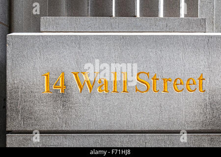 New York, USA – 13. September 2015: Wall Street goldene Inschrift auf einer grauen Stein Gebäudewand. Stockfoto