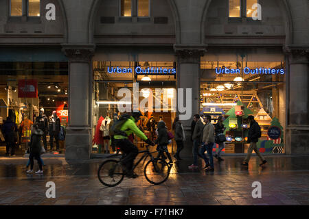 Glasgow, Scotland, UK - Urban Outfitters Shop und Radfahrer tragen Warnkleidung auf Glasgow Style Meile, Buchanan St Stockfoto