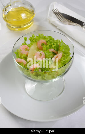 Leichten Salat aus Kopfsalat mit Ananas und Garnelen Stockfoto