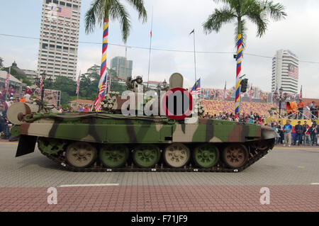 15. Oktober 2014 - Malaysia - Spalte der gepanzerte Militärfahrzeuge Parade 16 September - Hari Merdeka (Unabhängigkeitstag) Kuala Lumpur, Malaysia (Credit-Bild: © Andrey Nekrassow/ZUMA Wire/ZUMAPRESS.com) Stockfoto