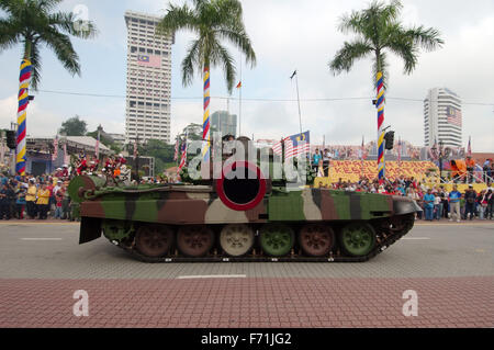 15. Oktober 2014 - Malaysia - Spalte der gepanzerte Militärfahrzeuge Parade 16 September - Hari Merdeka (Unabhängigkeitstag) Kuala Lumpur, Malaysia (Credit-Bild: © Andrey Nekrassow/ZUMA Wire/ZUMAPRESS.com) Stockfoto