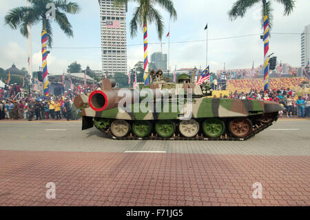 15. Oktober 2014 - Malaysia - Spalte der gepanzerte Militärfahrzeuge Parade 16 September - Hari Merdeka (Unabhängigkeitstag) Kuala Lumpur, Malaysia (Credit-Bild: © Andrey Nekrassow/ZUMA Wire/ZUMAPRESS.com) Stockfoto
