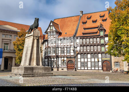 Statue von Leon und alten Fachwerkbau auf dem Burgplatz Platz in Braunschweig, Deutschland Stockfoto