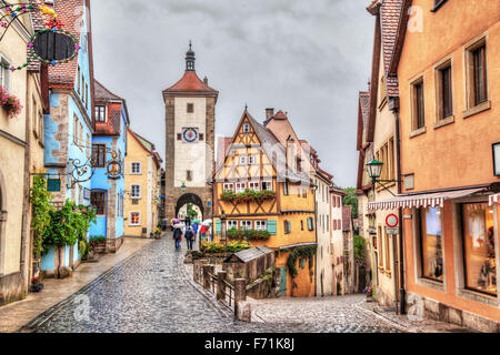 Malerische Aussicht auf die mittelalterliche Stadt Rothenburg Ob der Tauber bei Regenwetter mit HDR-Effekt, Bayern, Deutschland Stockfoto