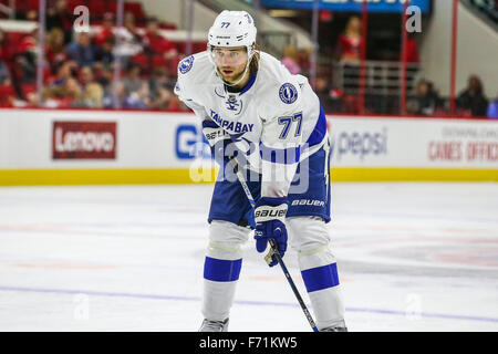 1. November 2015 - Raleigh, North Carolina, USA - Tampa Bay Lightning Verteidiger Victor Hedman (77) während der NHL-Spiel zwischen den Tampa Bay Lightning und die Carolina Hurricanes in der PNC-Arena. (Kredit-Bild: © Andy Martin Jr. über ZUMA Draht) Stockfoto