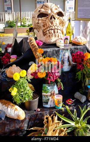 Schädel, Blumen und Futter in einem Alter für das Festival des Todes feierten an Halloween in Puerto Vallarta, Mexiko Stockfoto