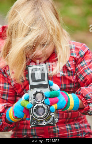 Nahaufnahme von Mädchen zu fotografieren und betrachten Vintage analog zweiäugigen Spiegelreflex-Kamera, Aufnahme Stockfoto