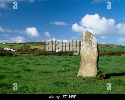 Pen y Orsedd Süden vorgeschichtlichen Menhir, in der Nähe von Llanfairynghorney, Cemaes, Anglesey, North Wales, UK Stockfoto