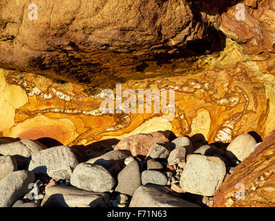 Detail der Falten, Linien und Taschen der Quarz in bunten Sandstein Porth Saint, Rhoscolyn, Anglesey, North Wales, UK Stockfoto