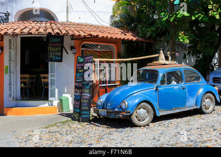 Kleine mexikanische gestylten Café-Bar mit einem Menü außerhalb und einen alten VW Käfer mit einem Sombrero-Hut Stockfoto