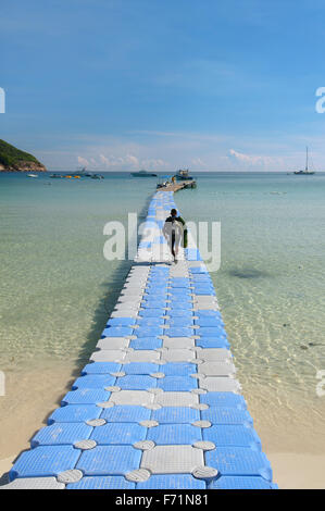 4. September 2008 - Malaysia - der Taucher ist auf einem schwimmenden Steg für Tauchboot, Redang Island, Malaysia, Asien (Credit-Bild: © Andrey Nekrassow/ZUMA Wire/ZUMAPRESS.com) Stockfoto