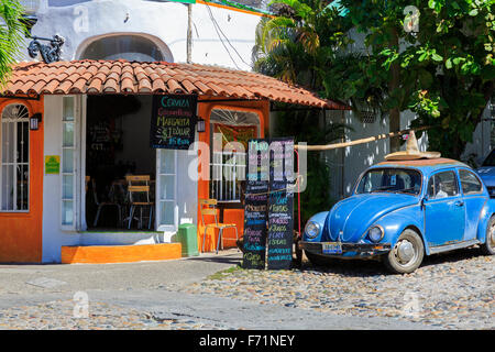 Kleinen mexikanischen Stil, Café-Bar mit einem Menü außerhalb und einen alten VW Käfer mit einem Sombrero-Hut, Puerto Vallarta, Mexiko Stockfoto