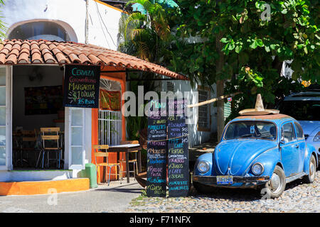 Kleinen mexikanischen Stil, Café-Bar mit einem Menü außerhalb und einen alten VW Käfer mit einem Sombrero-Hut, Puerto Vallarta, Mexiko Stockfoto