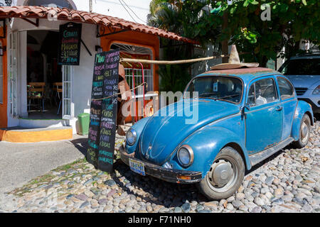 Kleinen mexikanischen Stil, Café-Bar mit einem Menü außerhalb und einen alten VW Käfer mit einem Sombrero-Hut, Puerto Vallarta, Mexiko Stockfoto