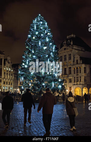 Brüssel, Belgien. 22. November 2015. Grand Place in Brüssel wurde von Touristen und einheimischen sichtbar weniger als in üblichen Tagen am 22. November 2015, in Brüssel besucht. Während hohes Maß an Bedrohung durch den Terrorismus wurde empfohlen, überfüllte Orten in der Stadt Kredit zu vermeiden: Skyfish/Alamy Live News Stockfoto