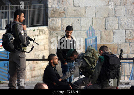 Jerusalem, Jerusalem, Palästina. 25. Februar 2012. Israelische Polizisten prüft die IDs der palästinensischen Jugendlichen vor Damaskus-Tor in der Jerusalemer Altstadt am 23. November 2015 © Mahfouz Abu Türke/APA Bilder/ZUMA Draht/Alamy Live News Stockfoto