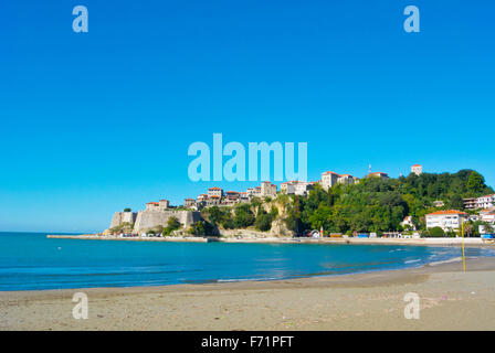 Mala Plaza, am Wasser mit kleinem Strand, Hügel von Stari Grad der Altstadt im Hintergrund, Ulcinj, Ulqin, Montenegro, Europa Stockfoto