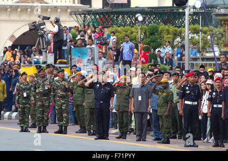 Offiziere der malaysischen Armee überprüfen die Truppen 16 September - Hari Merdeka (Unabhängigkeitstag) Kuala Lumpur, Malaysia Stockfoto