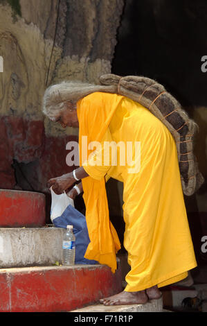 eine ältere Nonne mit sehr langen Haaren in Batu Caves-Kalkstein-Höhlen und Tempel, Kuala Lumpur, Malaysia, Südostasien, Asien Stockfoto