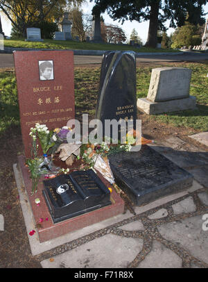 Seattle, Washington, USA. 20. November 2015. Kampfkunst-Experte und Filmstar Bruce Lee ist auf Lakeview Cemetery in Seattle, Washington, in Nummer der Beobachtungsfläche 276 begraben. Die Hollywood Stern, geboren in San Francisco am 27. November 1940, starb am 20. Juli 1973, nach mehreren schweren gesundheitlichen Ereignisse in Hong Kong. Viele glauben, dass Lee tatsächlich ermordet wurde, obwohl es keine wirklichen Beweise gibt. Lee, lebte eine Zeitlang als junger Erwachsener in Seattle, besuchte die University of Washington, und heiratete später einen lokalen Seattlite hatte einen Sohn, Brandon. Brandon Lee, 28 Jahre alt, und kommenden Filmstar, wurde auf einer Nord-C getötet. Stockfoto