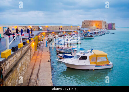 Alte venezianische Hafen mit Koulos Festung, Heraklion, Kreta, Griechenland Stockfoto
