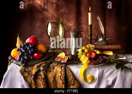 Obst-Tisch mit Büchern und Roemer Glas Stockfoto