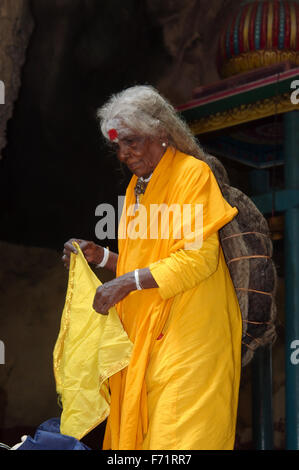 eine ältere Nonne mit sehr langen Haaren in Batu Caves-Kalkstein-Höhlen und Tempel, Kuala Lumpur, Malaysia, Südostasien, Asien Stockfoto