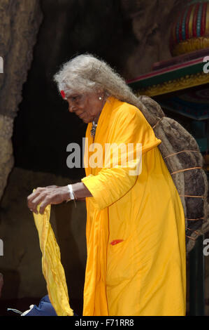 eine ältere Nonne mit sehr langen Haaren in Batu Caves-Kalkstein-Höhlen und Tempel, Kuala Lumpur, Malaysia, Südostasien, Asien Stockfoto