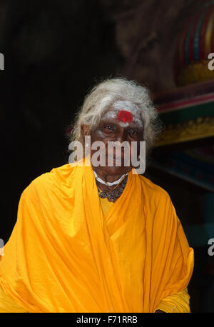 eine ältere Nonne mit sehr langen Haaren in Batu Caves-Kalkstein-Höhlen und Tempel, Kuala Lumpur, Malaysia, Südostasien, Asien Stockfoto