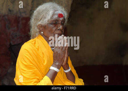 eine ältere Nonne mit sehr langen Haaren in Batu Caves-Kalkstein-Höhlen und Tempel, Kuala Lumpur, Malaysia, Südostasien, Asien Stockfoto