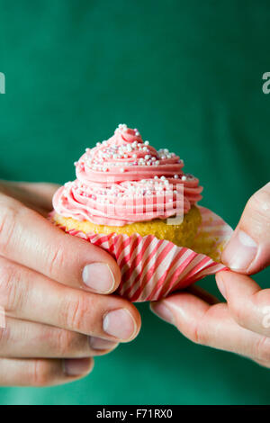 Rosa mattierte Cupcake wird ausgepackt Stockfoto