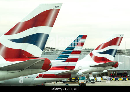 Die Enden von British Airways und American Airlines Flugzeuge am Heathrow Airport, Großbritannien. Stockfoto