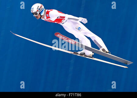 Klingenthal, Deutschland. 22. November 2015. Norwegischer Skispringer Tom Hilde ist während das Einzelspringen des Skisprung-Weltcup in der Vogtland-Arena in Klingenthal, Deutschland, 22. November 2015 in der Luft. Foto: Jan Woitas Dpa/Alamy Live-Nachrichten Stockfoto