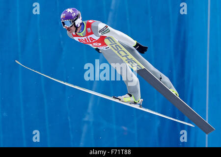 Klingenthal, Deutschland. 22. November 2015. Finnischer Skispringer Janne Ahonen ist während das Einzelspringen des Skisprung-Weltcup in der Vogtland-Arena in Klingenthal, Deutschland, 22. November 2015 in der Luft. Foto: Jan Woitas Dpa/Alamy Live-Nachrichten Stockfoto