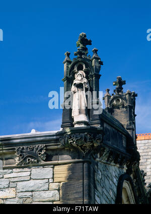 St. Cybi Kirche, Holyhead; kleine Statue des St. Cybi in einer Nische oberhalb der südlichen Kapelle. Anglesey, North Wales, Uk Stockfoto