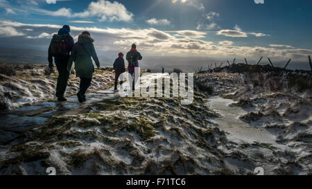 Menschen gehen aus einem verschneiten Berg Pen-y-Gent; eines der berühmten Yorkshire drei Zinnen Berge in die Landschaft der Yorkshire Dales. Stockfoto