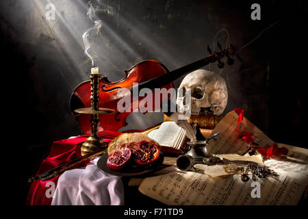 Stille Harmonie - Vanitas-Stillleben-Zusammensetzung Stockfoto