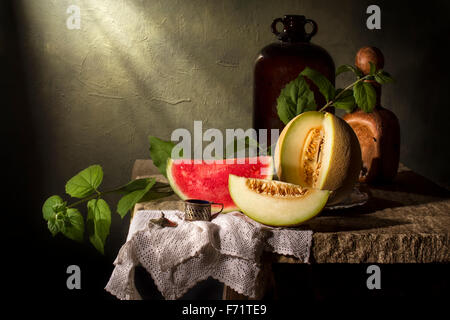 Stillleben mit Melonenscheiben Stockfoto