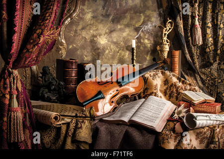 Die Stille - Stilleben Komposition mit gebrochenen Violine und Noten Stockfoto