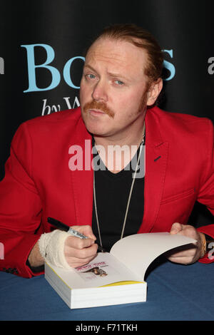 Keith Lemon erscheint bei Unterzeichnung seiner Bücher - "Keith Lemon Big One" und "der Biber und der Elefant" bei WHSmith Milton Keynes Featuring: Keith Zitrone wo: Milton Keynes, Großbritannien: 23. Oktober 2015 Stockfoto