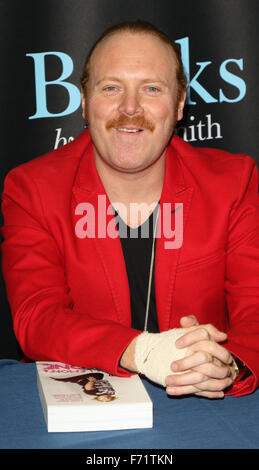 Keith Lemon erscheint bei Unterzeichnung seiner Bücher - "Keith Lemon Big One" und "der Biber und der Elefant" bei WHSmith Milton Keynes Featuring: Keith Zitrone wo: Milton Keynes, Großbritannien: 23. Oktober 2015 Stockfoto