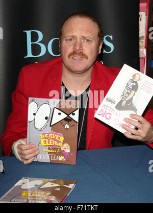 Keith Lemon erscheint bei Unterzeichnung seiner Bücher - "Keith Lemon Big One" und "der Biber und der Elefant" bei WHSmith Milton Keynes Featuring: Keith Zitrone wo: Milton Keynes, Großbritannien: 23. Oktober 2015 Stockfoto