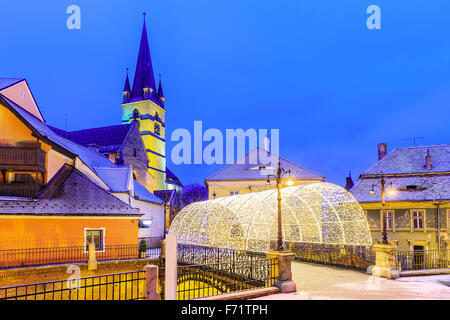 Die Lügenbrücke und evangelischen Dom während der Weihnachtszeit in Sibiu. Siebenbürgen, Rumänien Stockfoto
