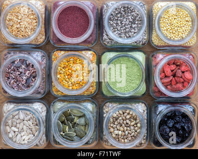 Superfoods in Gläser Muster von oben. Pollen, Samen, Pulver und Trockenfrüchte Muster Stockfoto