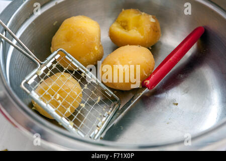 Zutaten und Zubereitung von Kartoffelsalat Stockfoto